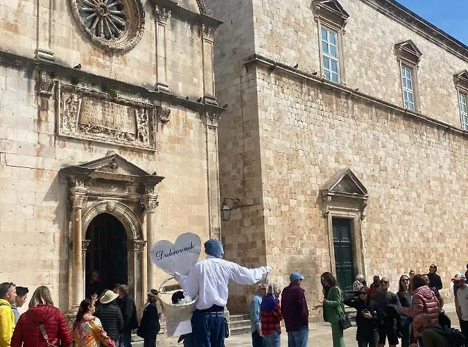 Laus Ii, Lovely In Old Town *