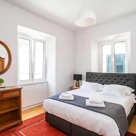 Laus Ii, Lovely In Old Town *